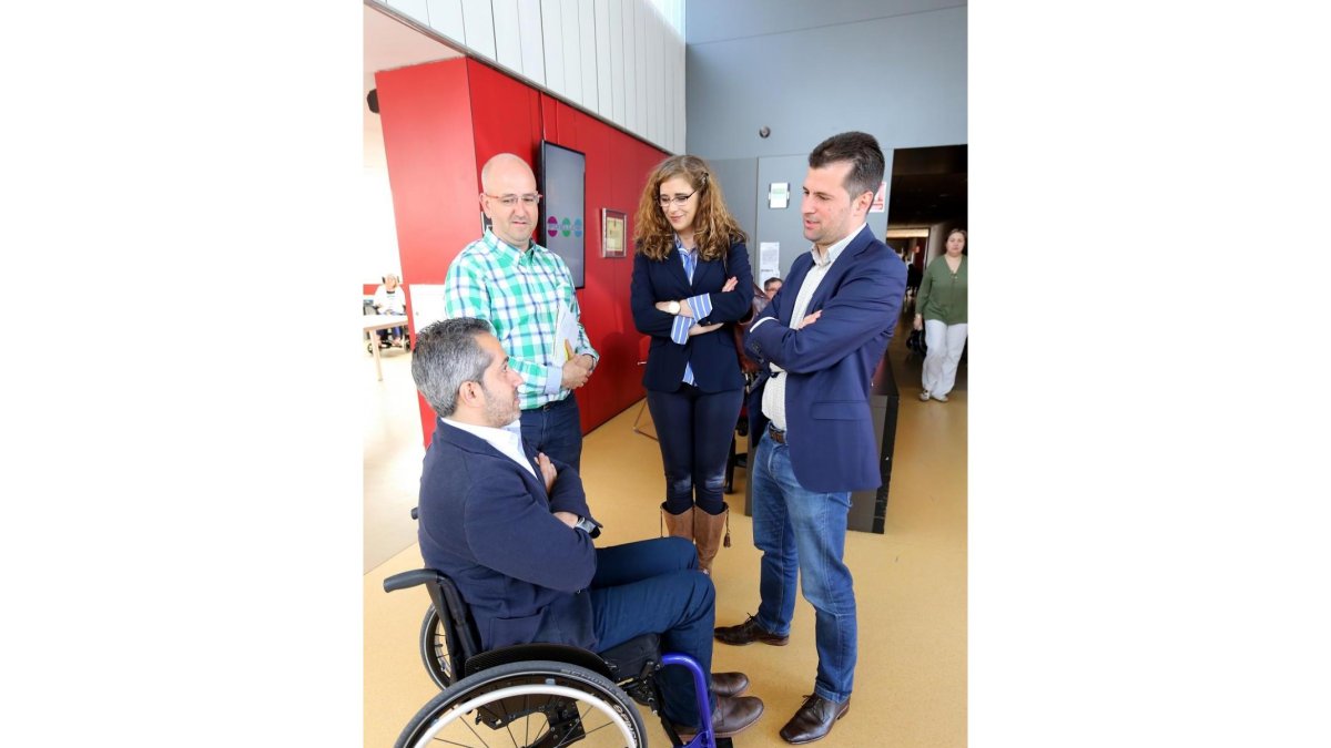 El secretario general del PSOE de Castilla y León, Luis Tudanca, visita las instalaciones de Aspaym junto a su presidente, Ángel de Propios-ICAL