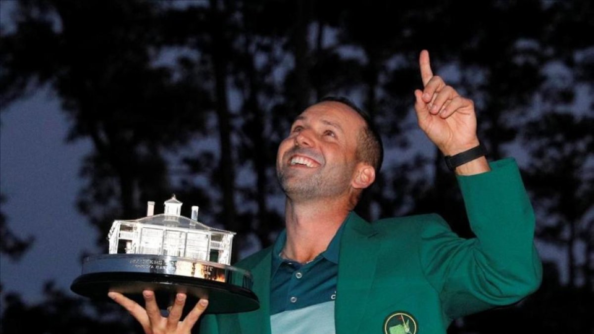 Sergio García señala al cielo tras recoger el trofeo de ganador del Masters 2017-MIKE SEGAR