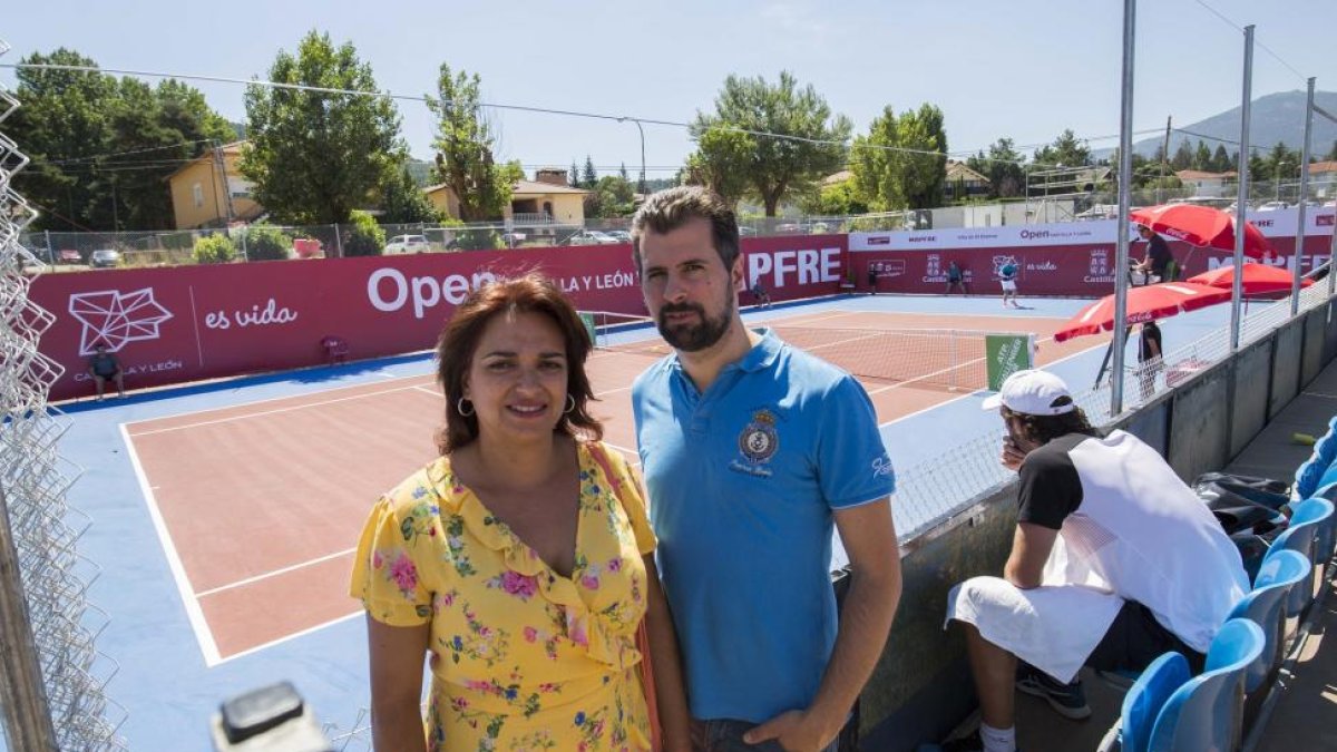 El portavoz del Grupo Parlamentario Socialista y secretario general del PSOE de Castilla y León, Luis Tudanca, asiste al Open de Castilla y León de El Espinar, Segovia acompañado por la alcaldesa Alicia Palomo-ICAL