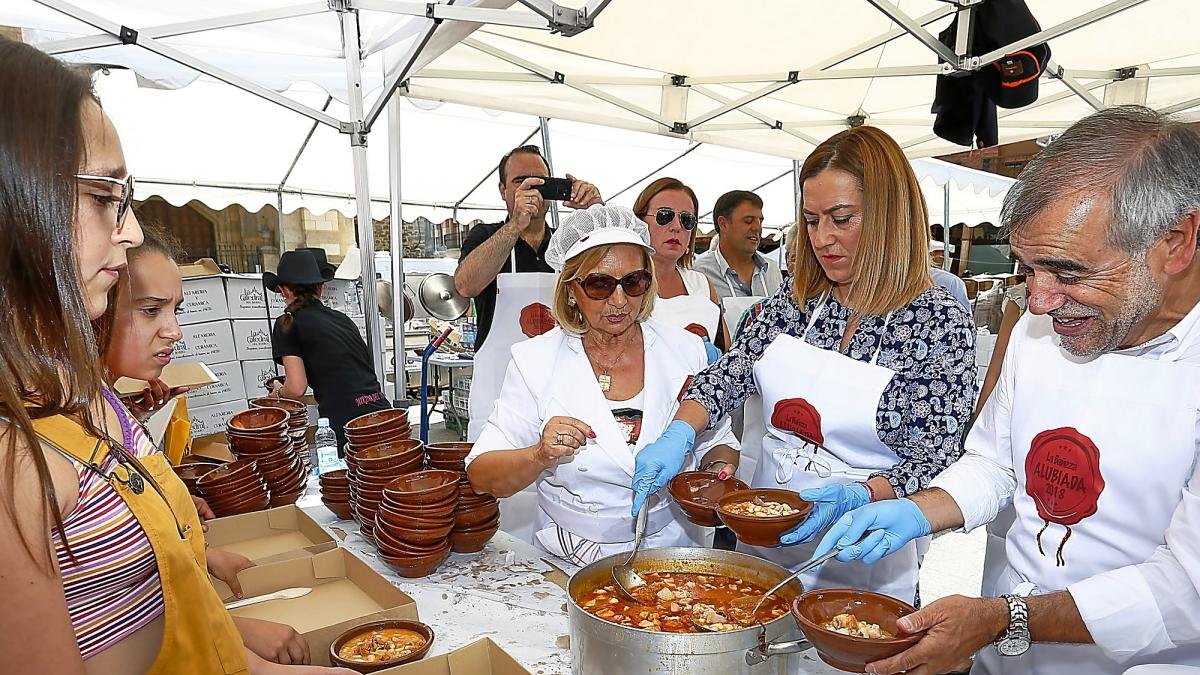 La delegada del Gobierno, Virginia Barcones, sirviendo unos platos de alubias junto a los organizadores, ayer en La Bañeza.-E. M.