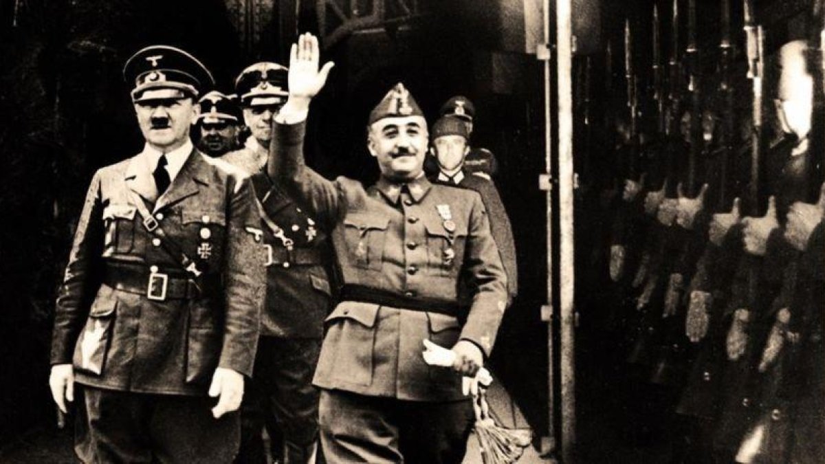 Franco y Hitler saludan a la guardia alemana en Hendaya, el 23 de octubre de 1940.-
