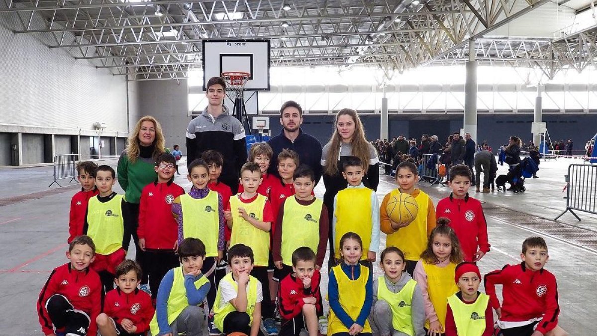 Jugadores del CBC Valladolid y de Íñigo de Toro posan juntos.-E. M.