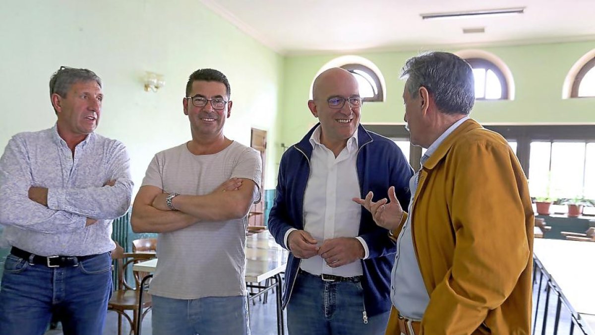 Jesús Julio Carnero acompañado de afiliados de Tudela de Duero-ICAL