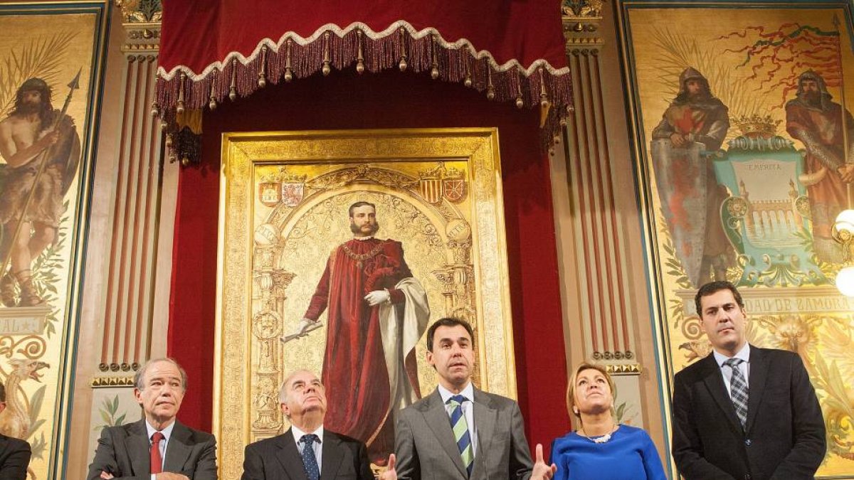 (I a D) El historiador Miguel Angel Mateos; la alcaldesa Rosa Valdeón; el delegado de la Junta, Alberto Castro; el vicepresidente de la Fundación Ortega-Marañon, Gregorio Marañón; el presidente de la Fundación Ortega-Marañón, José Varela Ortega y el presi-Ical
