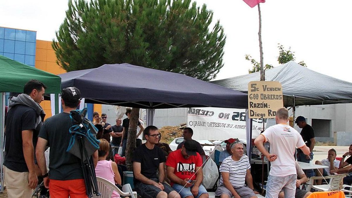 Trabajadores de la planta de Vestas en Villadangos del Páramo en una acampada de protesta.-ICAL