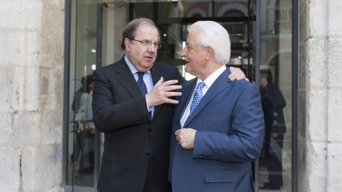 El presidente de la Junta de Castilla y León, Juan Vicente Herrera (I), entrega el Premio Tauromaquia de Castilla y León 2015 a Santiago Martín 'El Viti' (D)-Ical