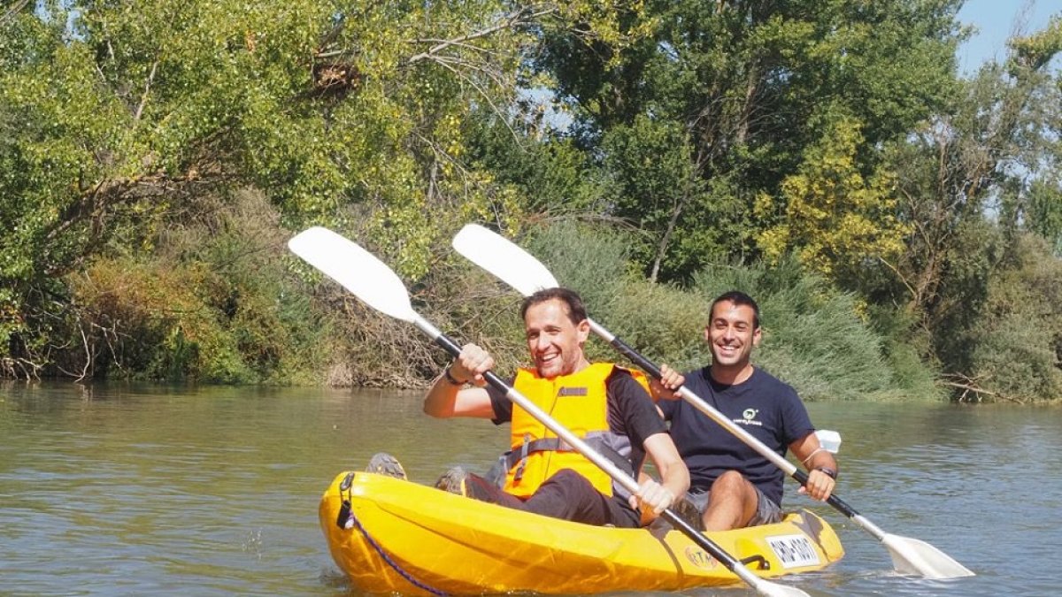 El presidente de la Diputación, Conrado Íscar, disfruta de las rutas en piragua programadas por el Ayuntamiento de San Martín de Valvení. - EM