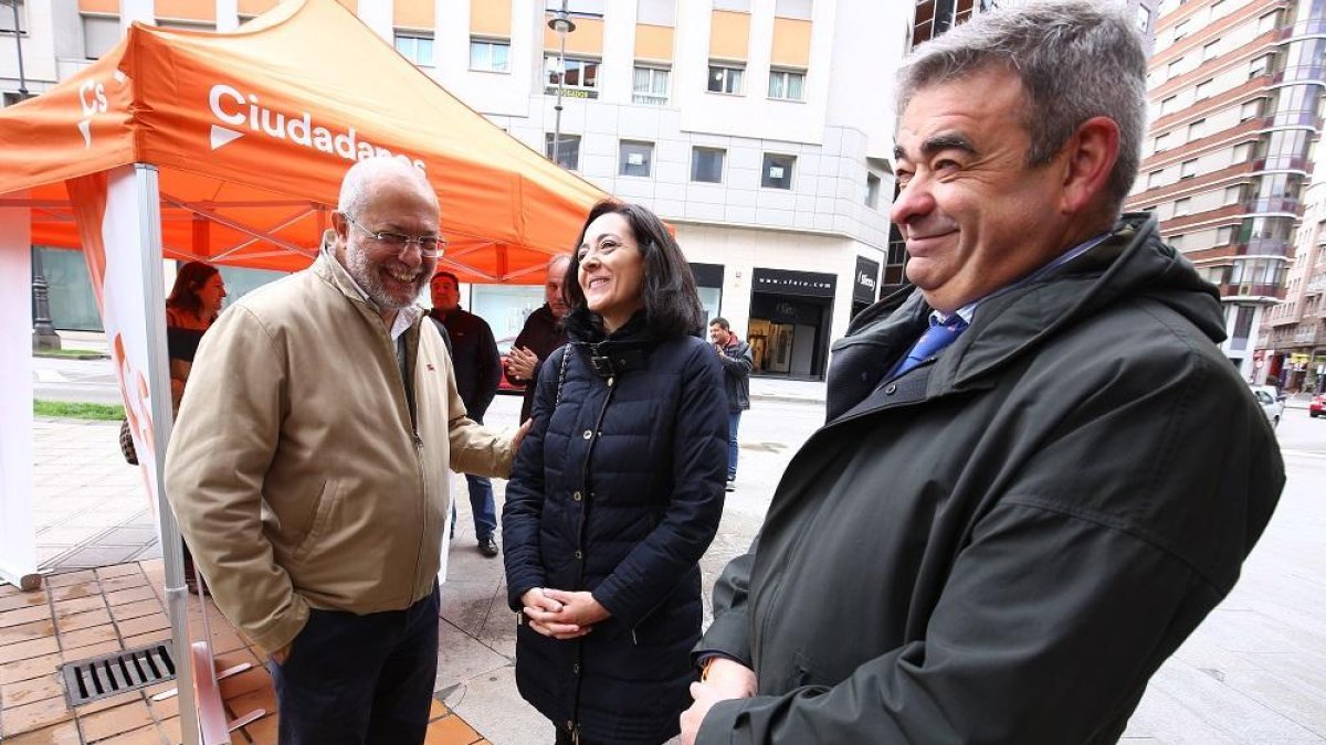 El candidato de Ciudadanos (Cs) a la presidencia de la Junta, Francisco Igea (I), junto al candidato al Congreso por León, Justo Fernández (D), y la candidata a la alcaldía de Ponferrada, Ruth Morales, durante su visita a la carpa ciudadana de Ponferrada-ICAL
