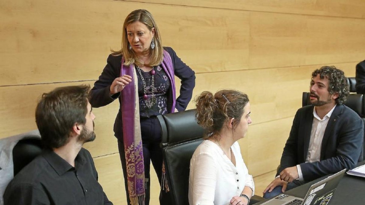 Pilar del Olmo con Pedro María de Palacios y Natalia del Barrio, de Podemos, y José Sarrión de IU ayer en las Cortes.-ICAL