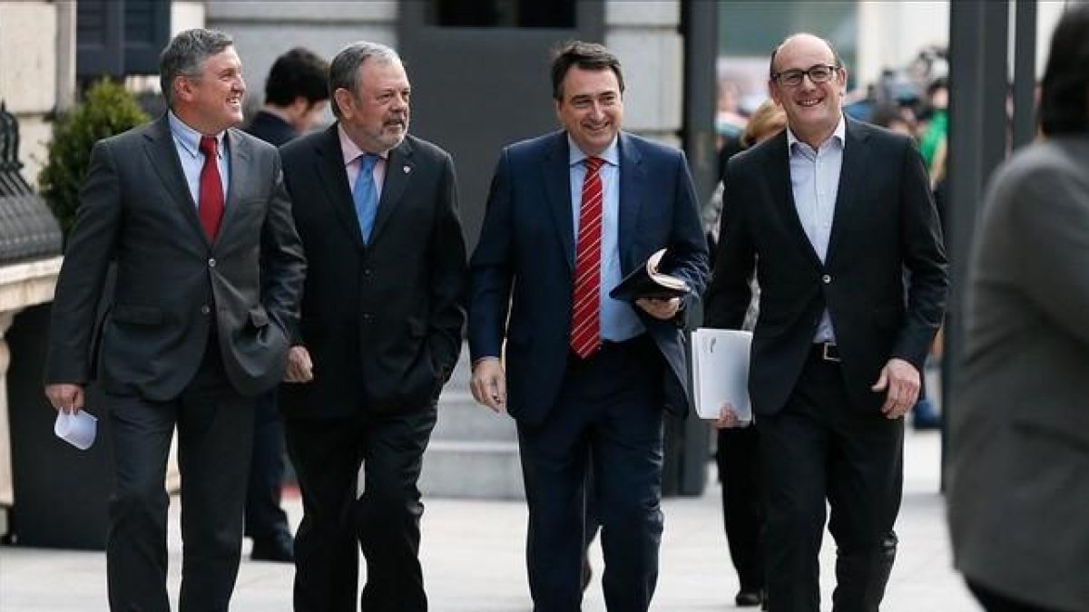 El portavoz del PNV, Aitor Esteban, acompañado de otros diputados al llegar la pleno del Congreso.-JUANJO MARTIN / EFE