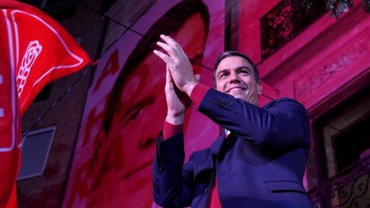 Pedro Sánchez celebrando la victoria con los simpatizantes socialistas, en los exteriores de la sede del PSOE.-JOSÉ LUIS ROCA
