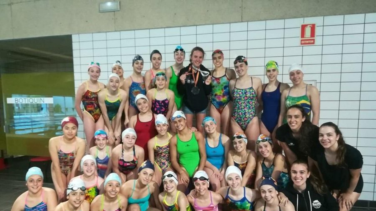 Vanessa posa con las medallas junto a sus compañeros del club.-E. M.
