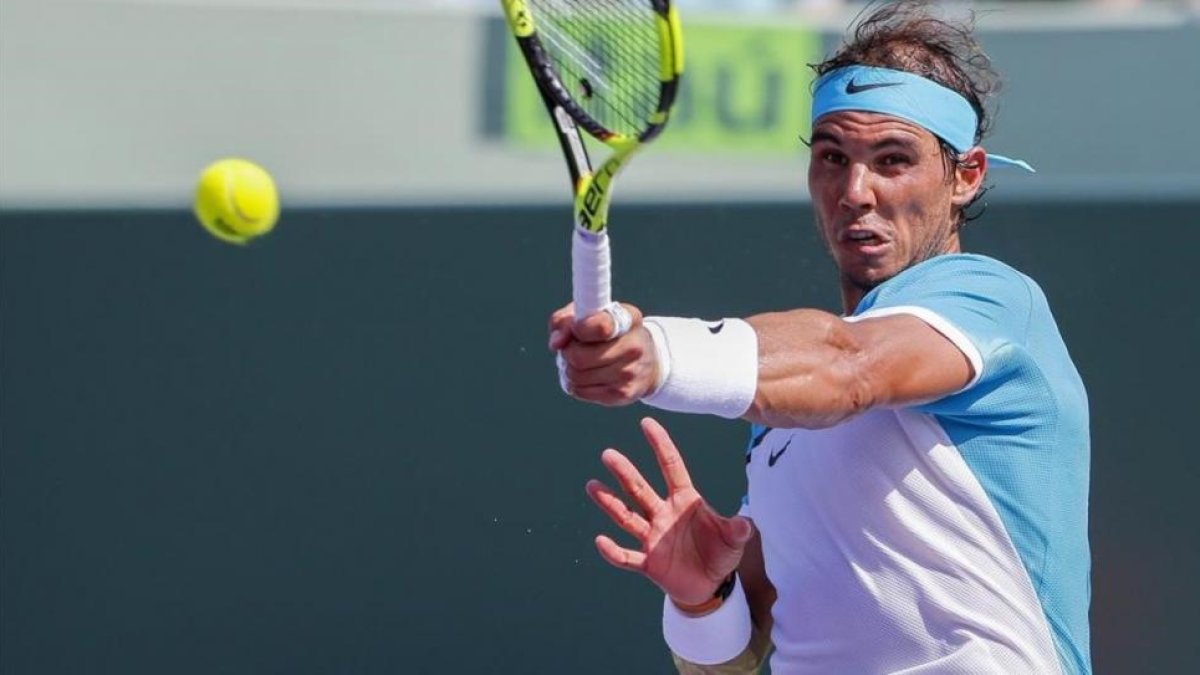 Nadal golpea de 'drive' en el partido ante Dzumhur en Miami.-EFE