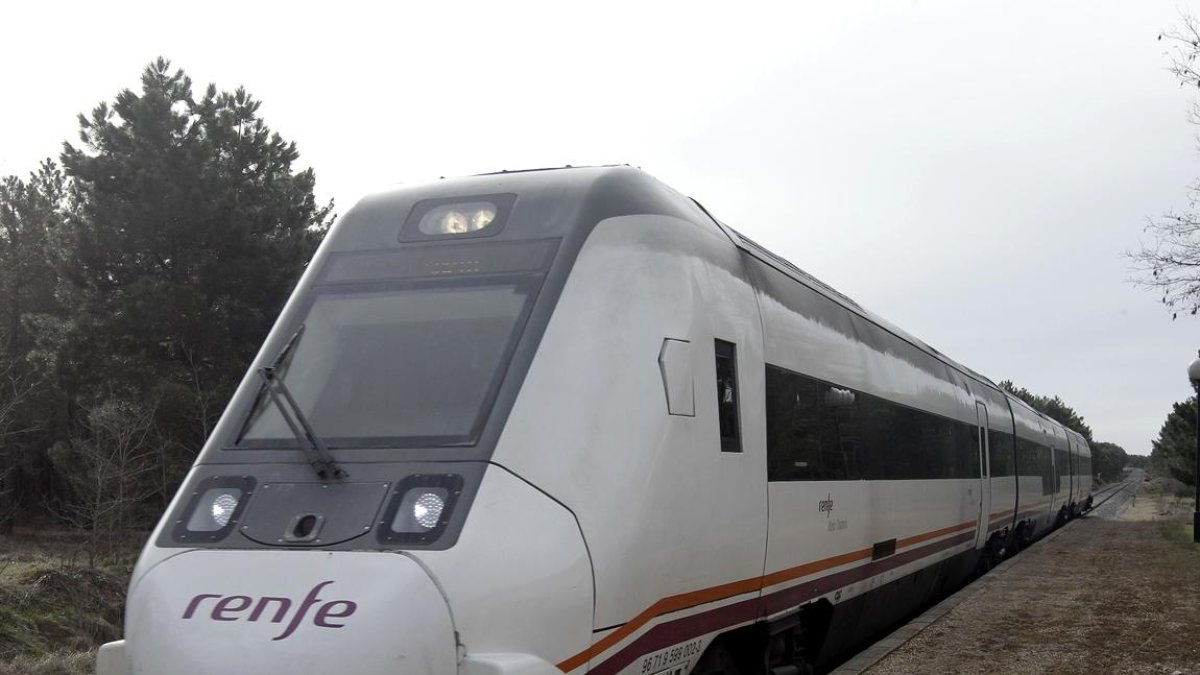 Un tren 599, que en cierta medida ha paliado la cascada de averías de este verano con los 598.-VALENTÍN GUISANDE