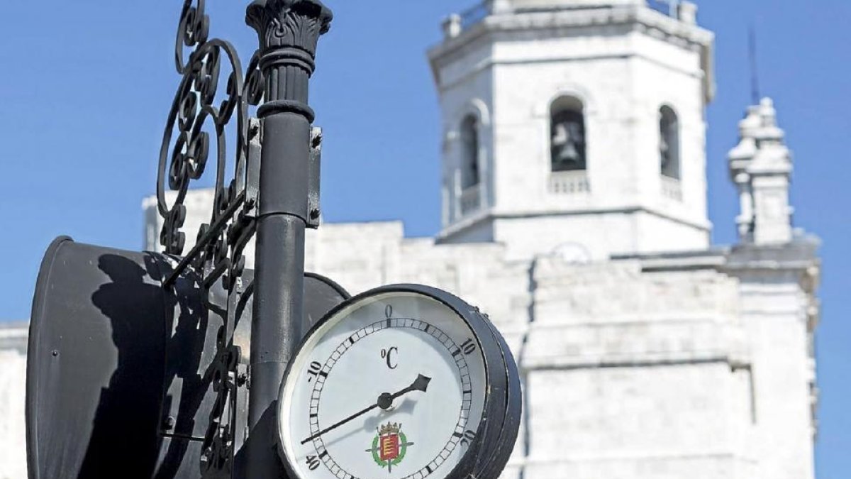 Termómetros próximo a la Plaza de Portugalete de Valladolid.-MIGUEL ÁNGEL SANTOS
