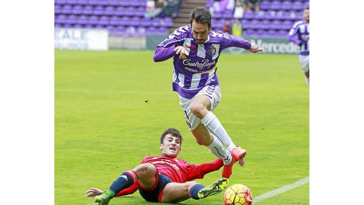 Guzmán intenta eludir la entrada de un rival en el partido frente a Osasuna.-J. M. LOSTAU