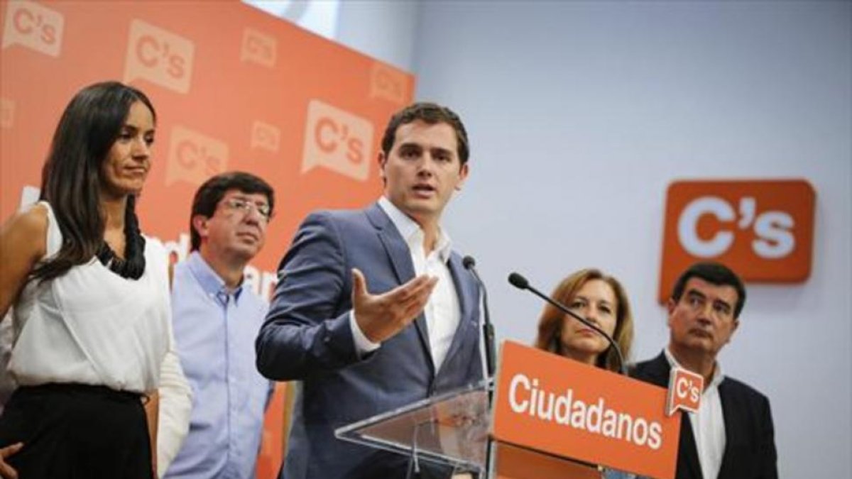 Albert Rivera, rodeado de otros dirigentes del partido, el miércoles, cuando anunció que Ciudadanos se abstendrá en la segunda vuelta de la investidura de Mariano Rajoy.-EFE / PEDRO RUIZ