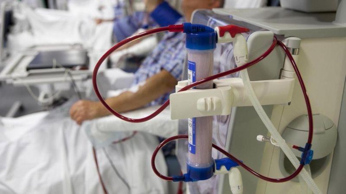 Pacientes de diálisis en un hospital.-