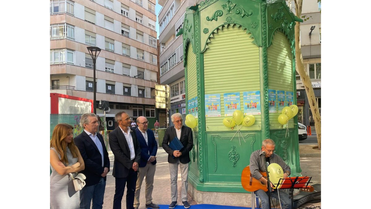 El Presidente de Asociación Vallisoletana de Vendedores de Prensa (ASVEPREVA), Juan Carlos García, el Presidente de FECOSVA, Jesús Herreras, el concejal de Comercio, Mercados y Consumo Víctor Martín y la concejala especial de juventud Carolina del Bosque y el cantautor Arturo Benito en la celebración del “Día del Vendedor de prensa”- E.M.