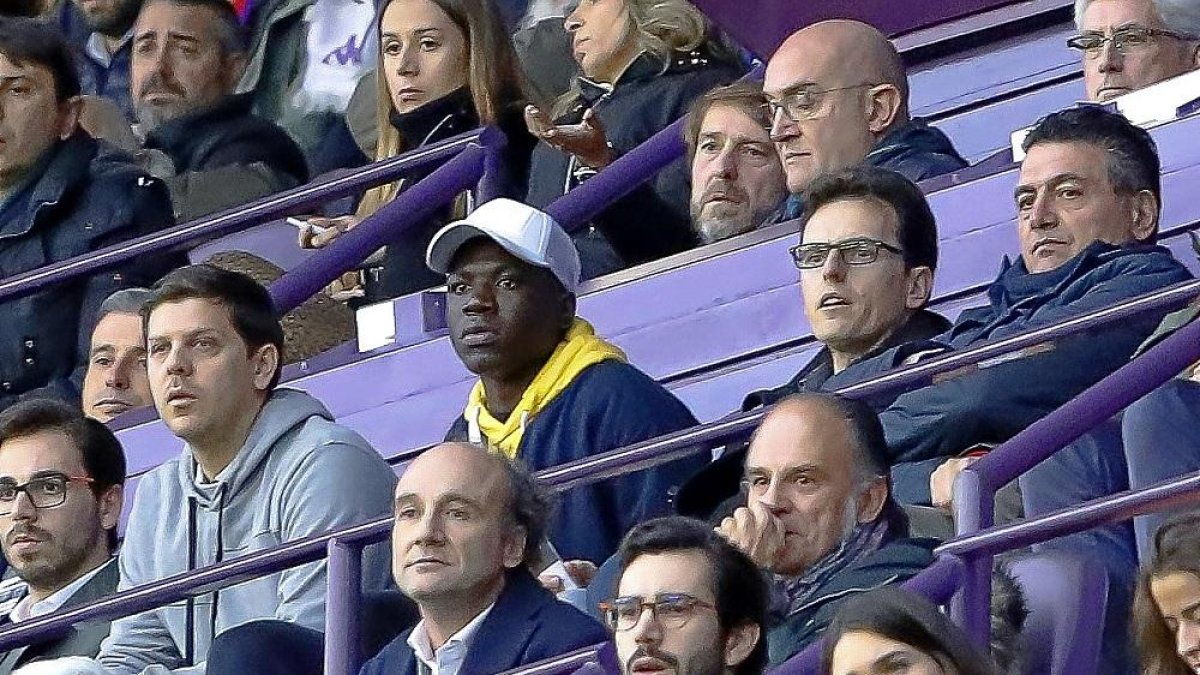 Stiven Plaza, con gorra, en el palco de Zorrilla durante el partido contra el Atlético.-J. M. LOSTAU