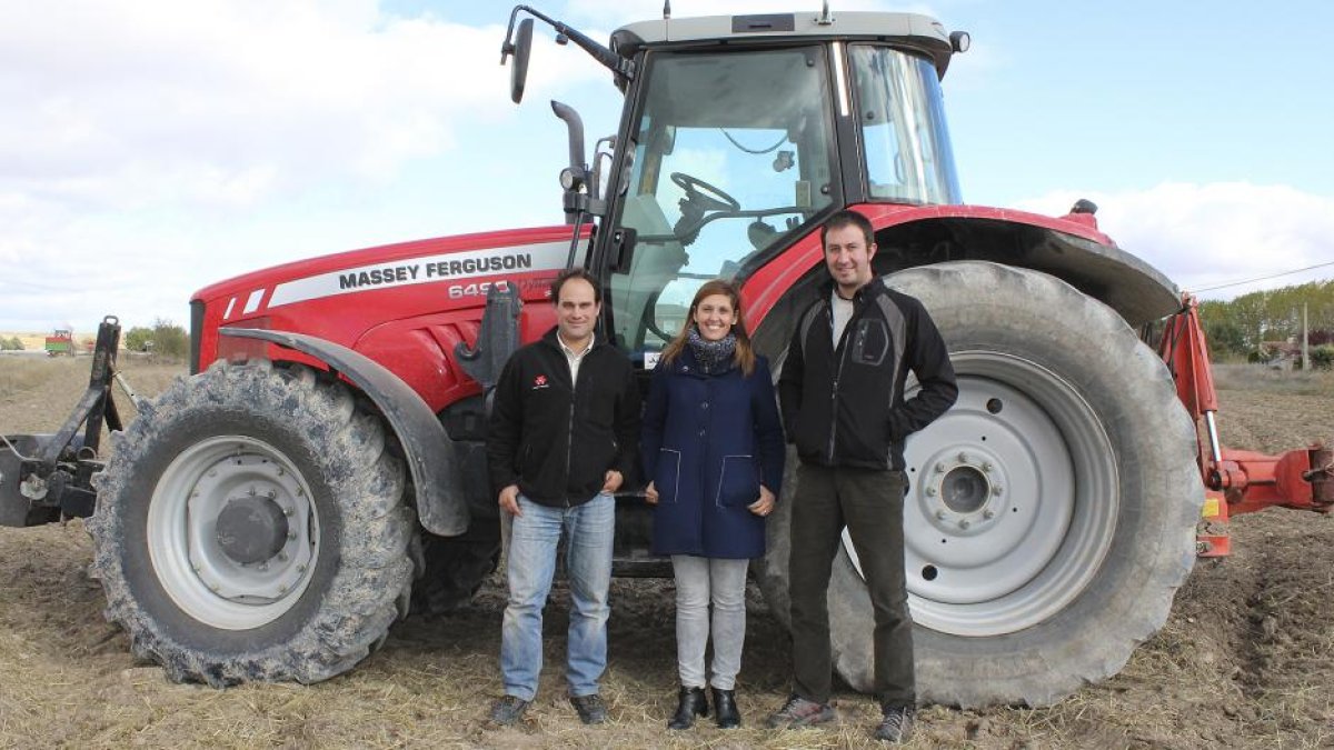 Jorge Tobar, Rosa Navarro y Jesús García, tres jóvenes recientemente incorporados al sector, en Celada del Camino (Burgos), localidad donde Jorge tiene su explotación.-M.C.