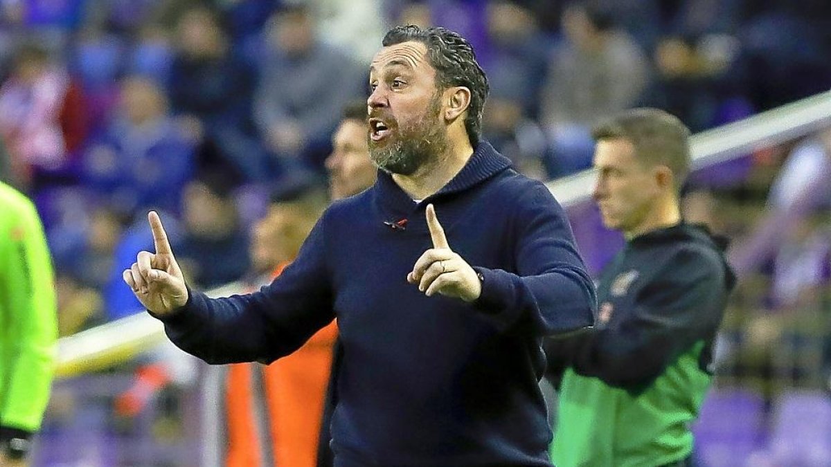 Sergio da indicaciones junto al banquillo en el partido frente al Atlético.-J. M. LOSTAU