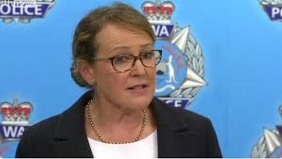 La superintendente Sharon Leonhardt en una rueda de prensa retransmitida por el portal Perthnow.-EL PERIÓDICO