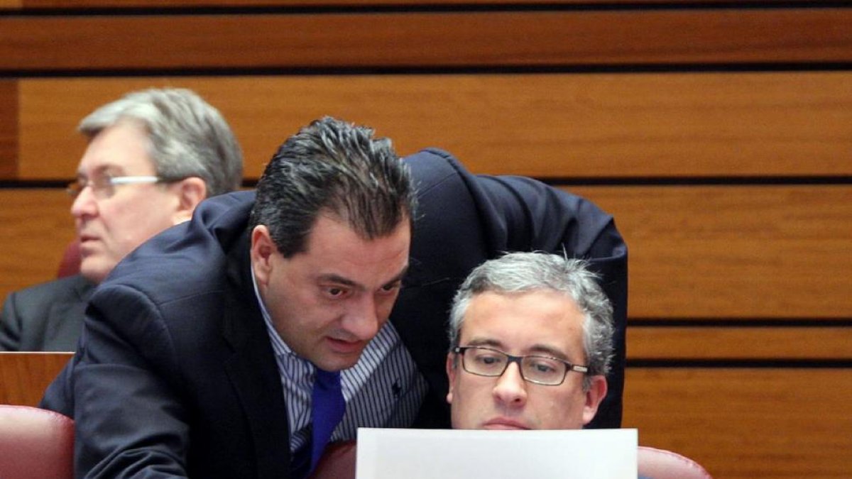 Julián Ramos, en primer término durante un pleno-ICAL