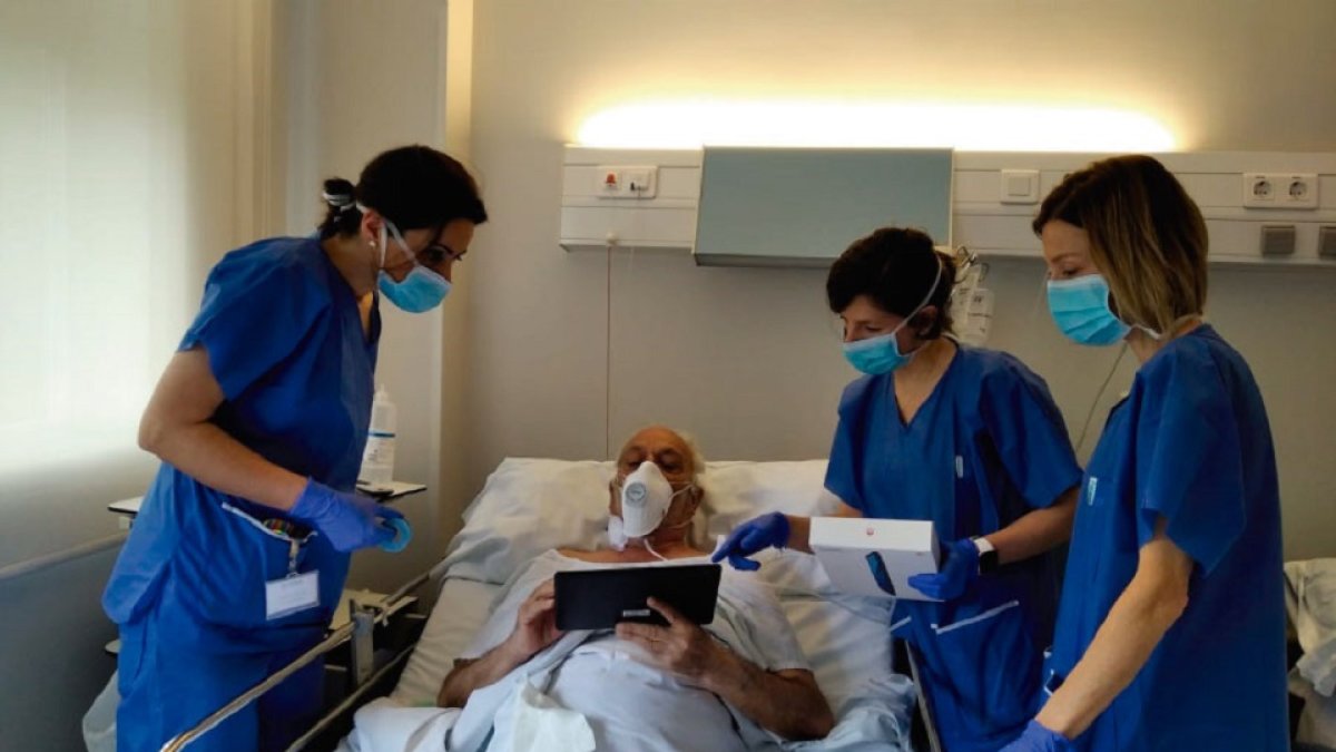 Paciente hospitalizado en uno de los hospitales Recoletas Red Hospitalaria utilizando una de las tablets obtenidas por el Grupo.- RECOLETAS RED HOSPITALARIA