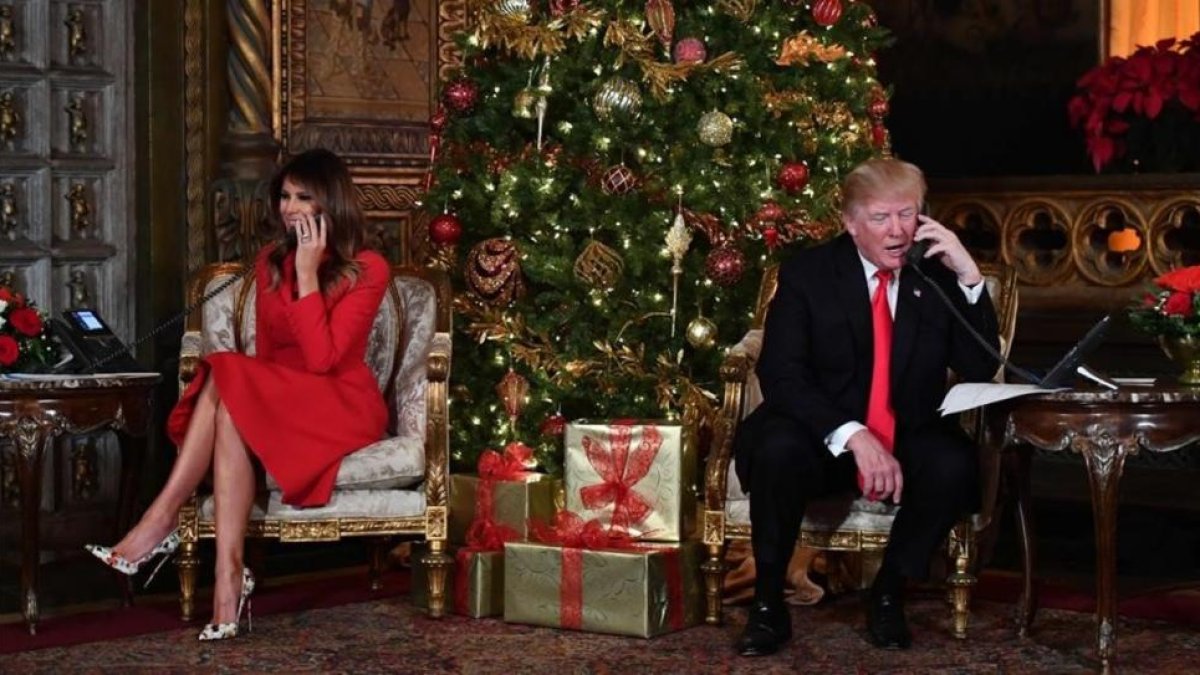 El presidente de EEUU, Donald Trump, y su esposa, Melania, en su club de Mar-a-Lago, en Florida.-NICHOLAS KAMM / AFP