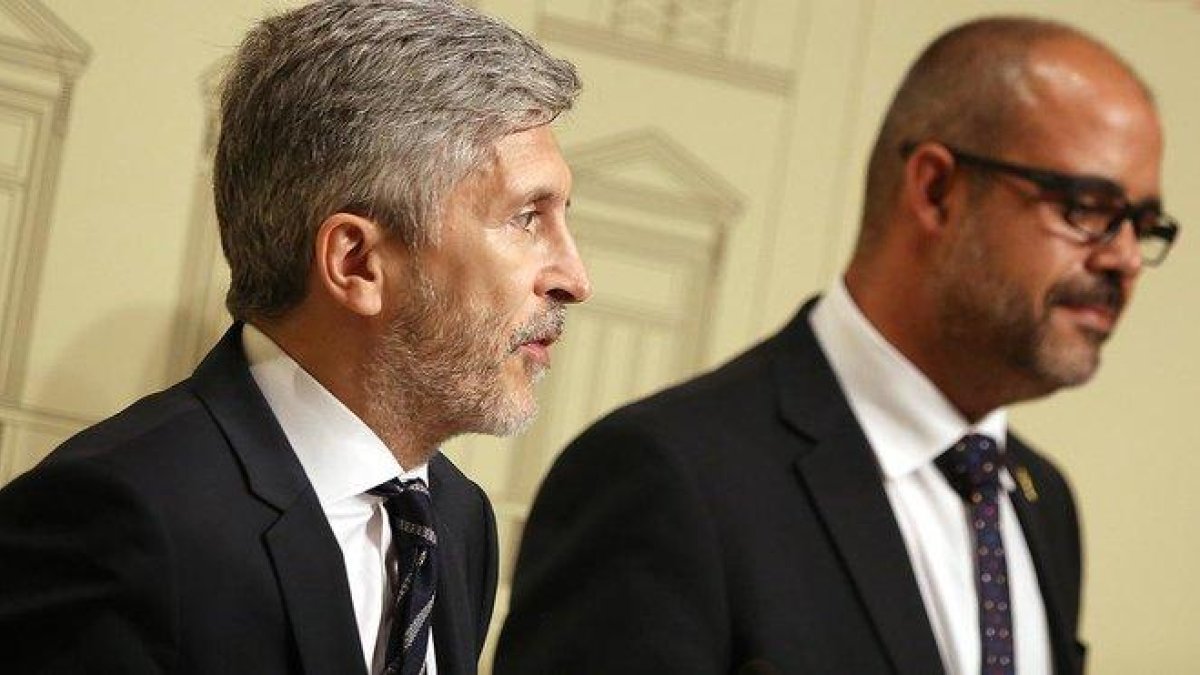 El ministro Fernando Grande-Marlaska y el ’conseller’ Miquel Buch, tras una reunión en septiembre del 2018.-RICARD CUGAT