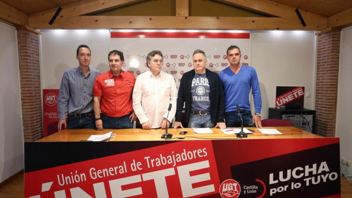 Los miembros del Comité de Empresa de Lauki, acompañados por representantes de CCOO de Industria y los Secretarios de Acción Sindical de UGT y CCOO Castilla y León-ICAL