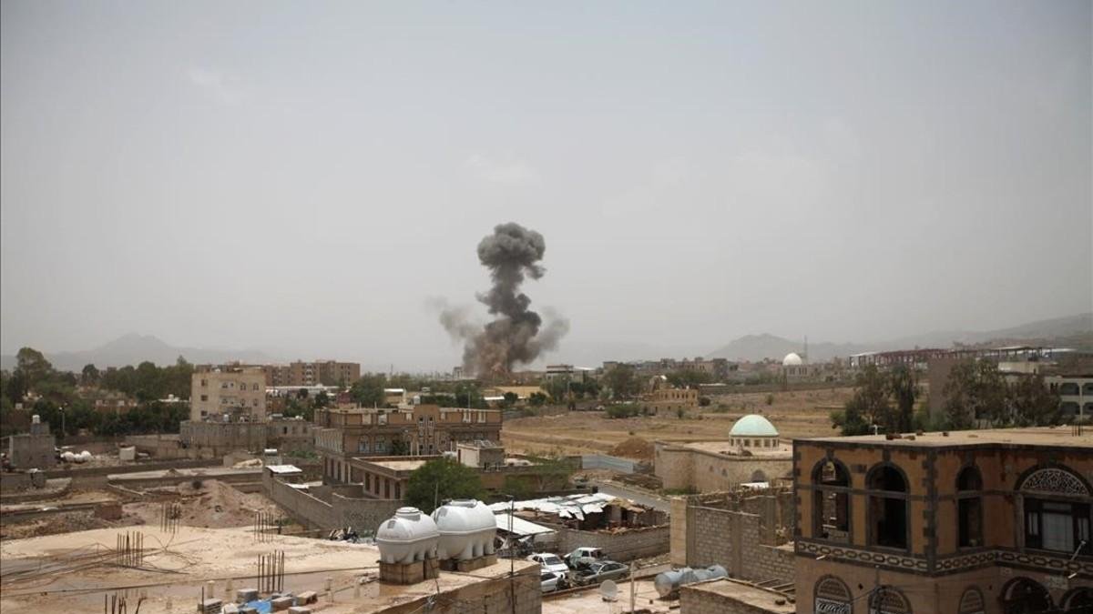 Humo se eleva después de un bombardeo en Yemen.-MOHAMED AL-SAYAGHI (REUTERS)