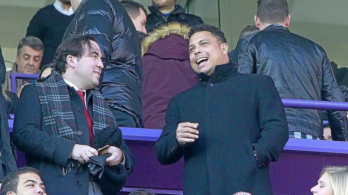 Ronaldo charla con el presidente del Rayo, Raúl Martín Presa, en el palco de Zorrilla.-J. M. LOSTAU