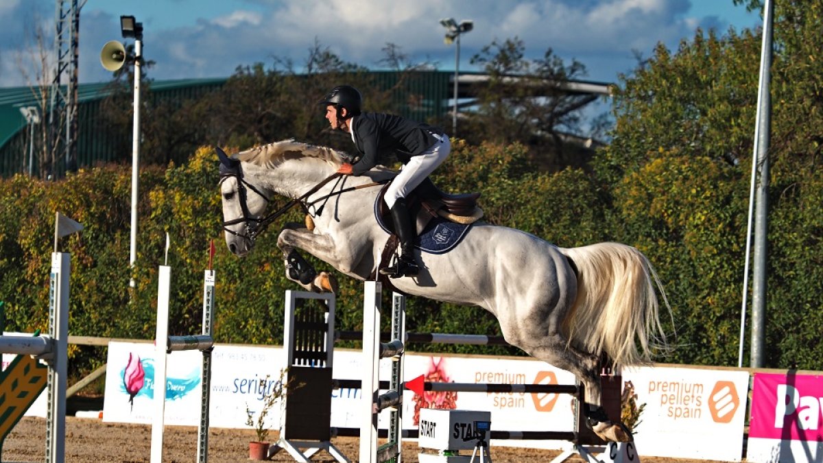 Pablo García-Gallardo y su caballo Cortis de Nyze Z, en pleno salto. M. GONZÁLEZ