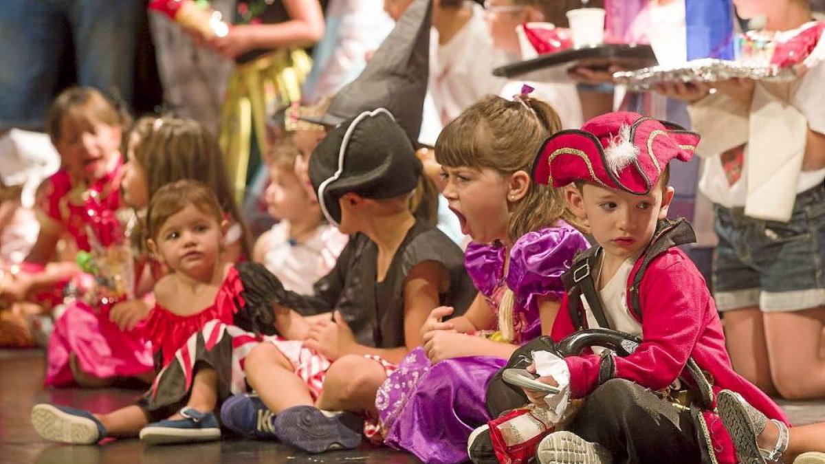 Una de las niñas asistentes bosteza ampliamente durante el desfile de disfraces que cerró las fiestas.-Pablo Requejo