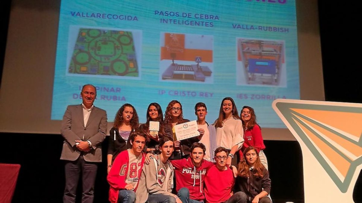 El concejal Antonio Gato, con algunos de los premiados.-E. M.