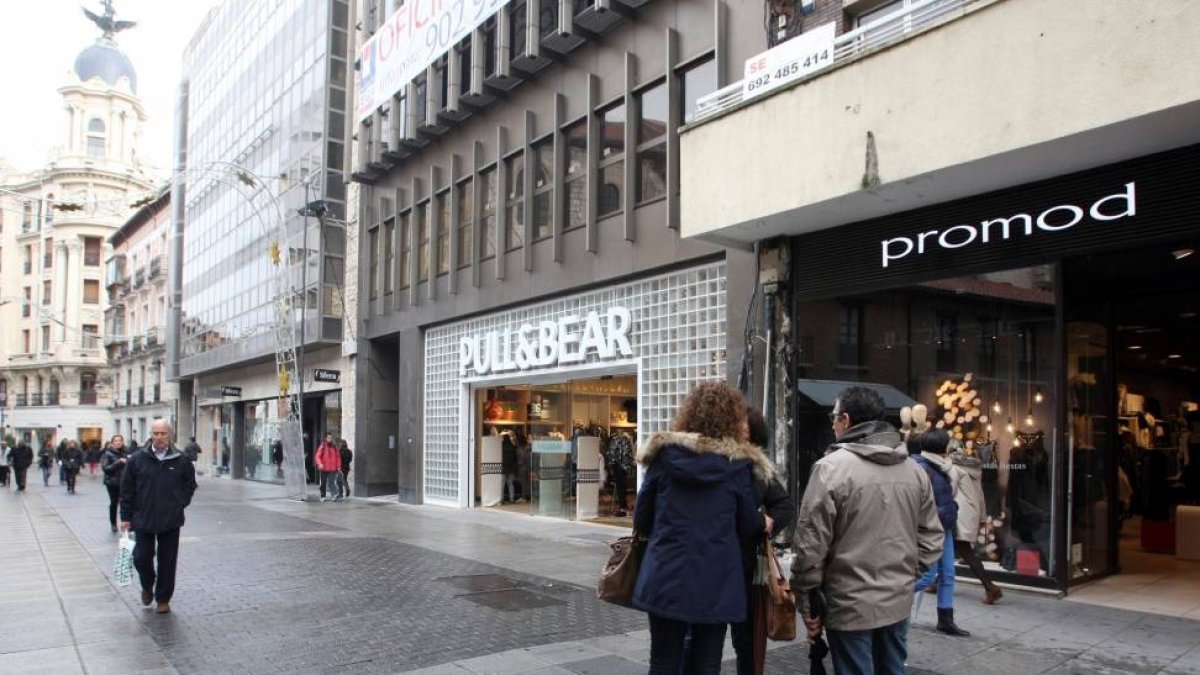 Calle Santiago de Valladolid, una de las más comerciales de la ciudad-Ical