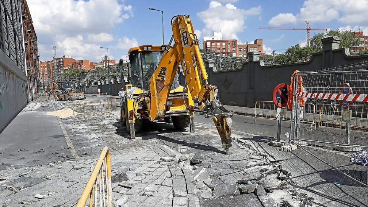 Labores de obra en la calle Estación de Valladolid.-J.M. LOSTAU