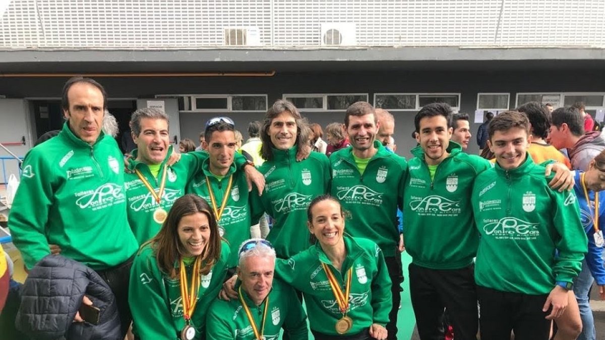 Atletas del CD Santinos de Tudela de Duero victoriosos tras una prueba. EL MUNDO