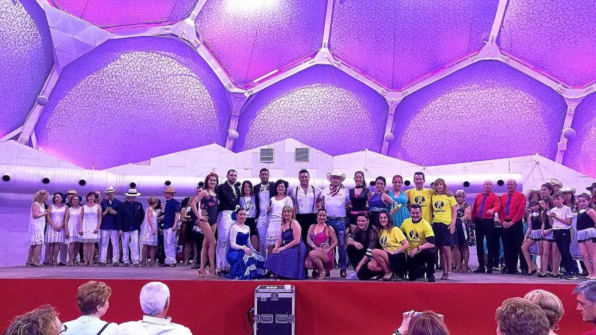 Miembros de distintas academias de baile posan en la Cúpula del Milenio.-E.M