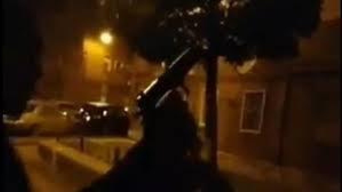 Fotograma del vídeo de los disparos en Pajarillos.-E.M.