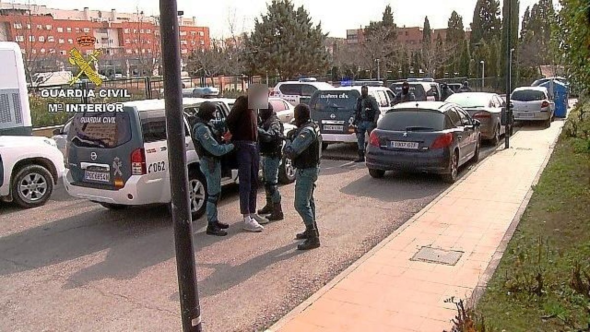 Guardias civiles con uno de los detenidos en la macrooperación que concluyó con 39 registros.-E.M.