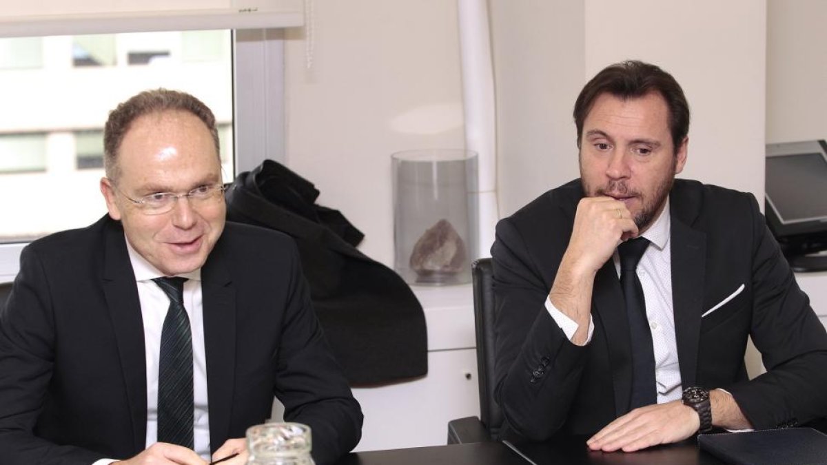 El alcalde de Valladolid, Óscar Puente, mantiene una reunión con el presidente de ADIF, Juan Bravo.-ICAL