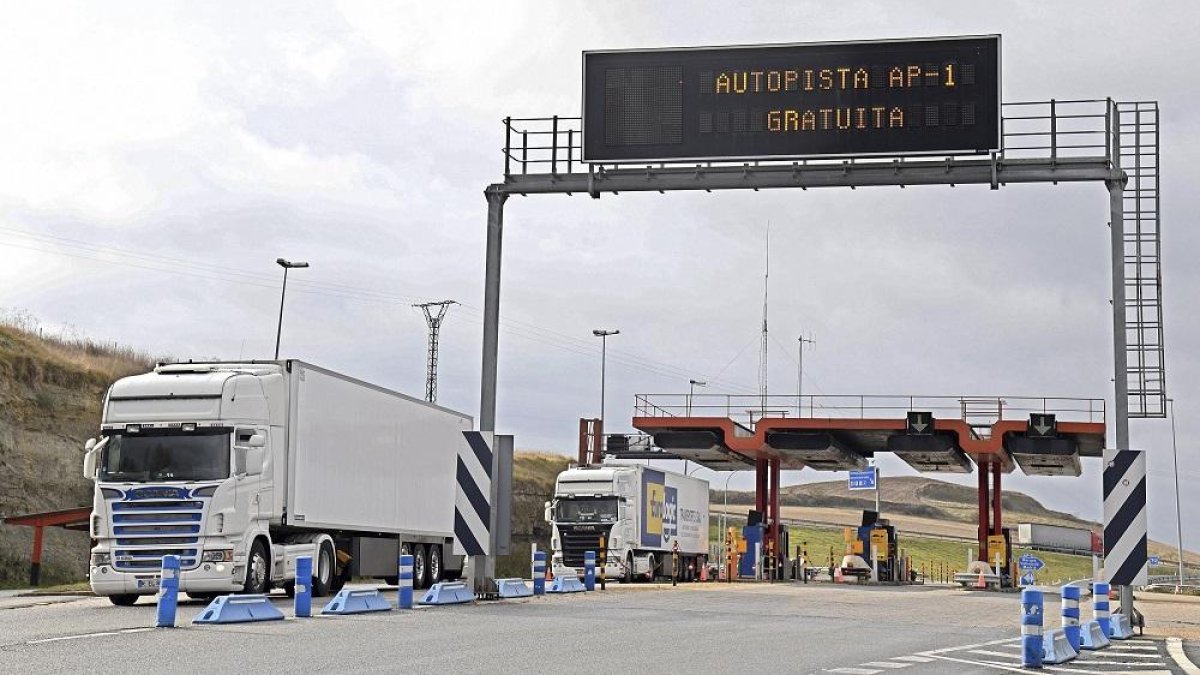 Los carteles luminosos son prácticamente el único aviso de que la vía es gratuita que se encuentran los conductores, pero ya dentro de la antigua autopista.-ICAL