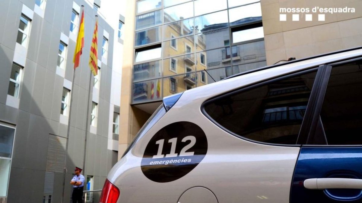 Un coche de los Mossos ante la comisaría de Ciutat Vella.-MOSSOS D'ESQUADRA
