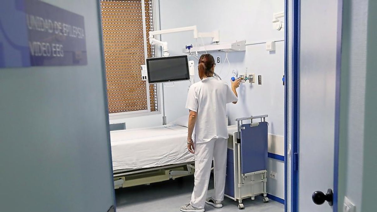 Enfermera en el hospital Clínico de Valladolid, en una imagen de archivo.