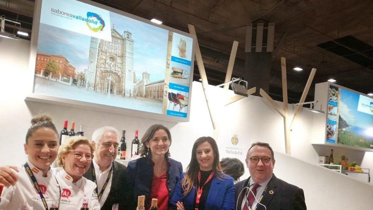 La nueva ministra de Industria, Turismo y Comercio, Reyes Maroto, en el centro, no se perdió la cita con la oferta de su ciudad.-ICAL