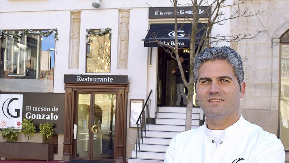 Gonzalo Sendín, ante la fachada del mesón familiar, que está junto a la Plaza Mayor de Salamanca.-ARGICOMUNICACIÓN