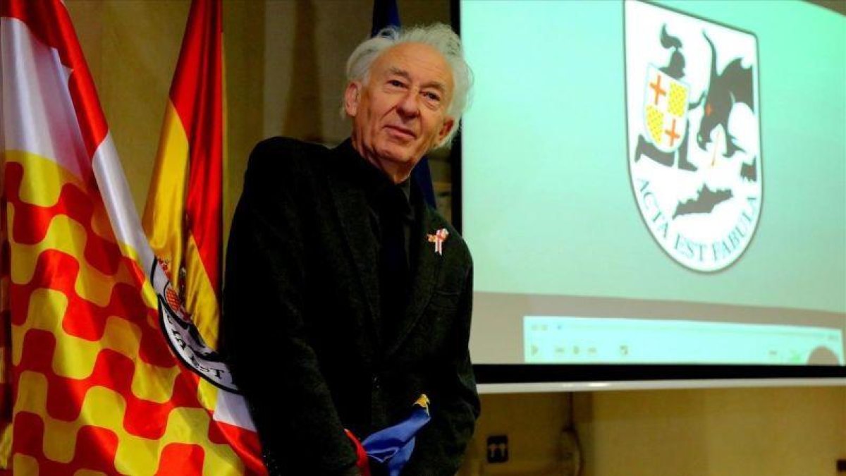 Albert Boadella, caracterizado como presidente de Tabarnia, en una rueda de prensa en Madrid.-JUAN MANUEL PRATS